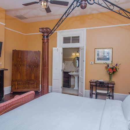 Dresser Palmer House Bed & Breakfast Savannah Bagian luar foto