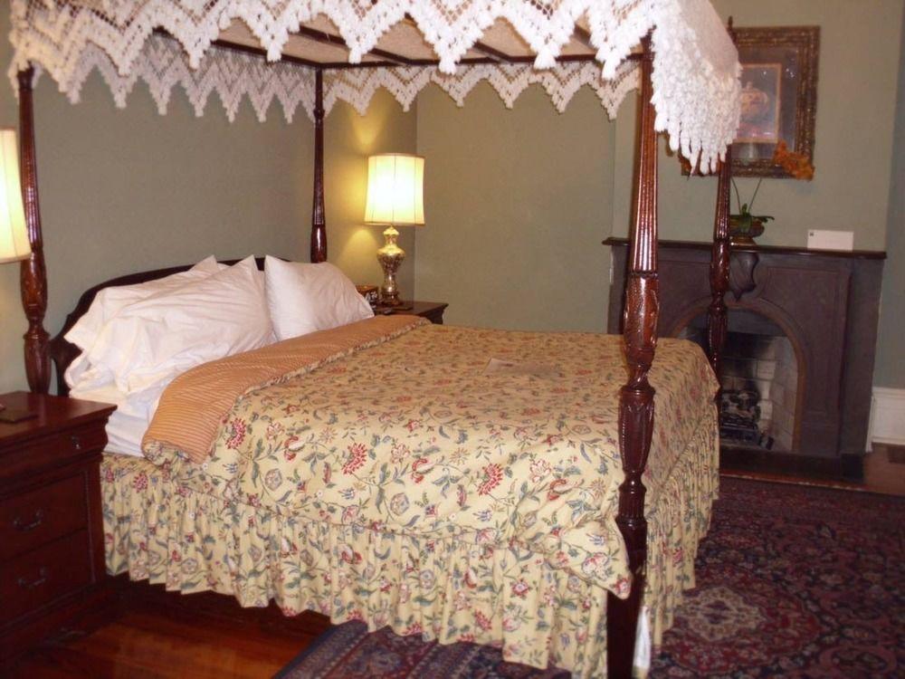 Dresser Palmer House Bed & Breakfast Savannah Bagian luar foto