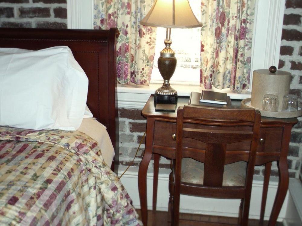 Dresser Palmer House Bed & Breakfast Savannah Bagian luar foto