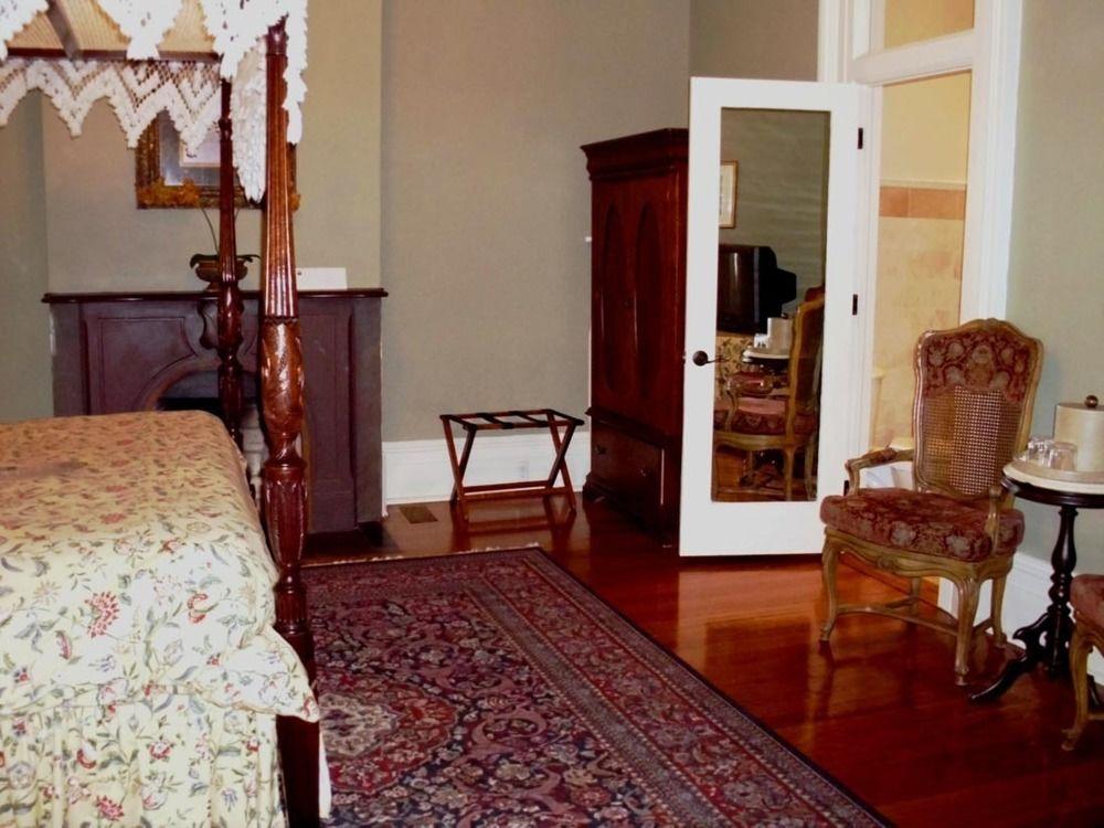 Dresser Palmer House Bed & Breakfast Savannah Bagian luar foto