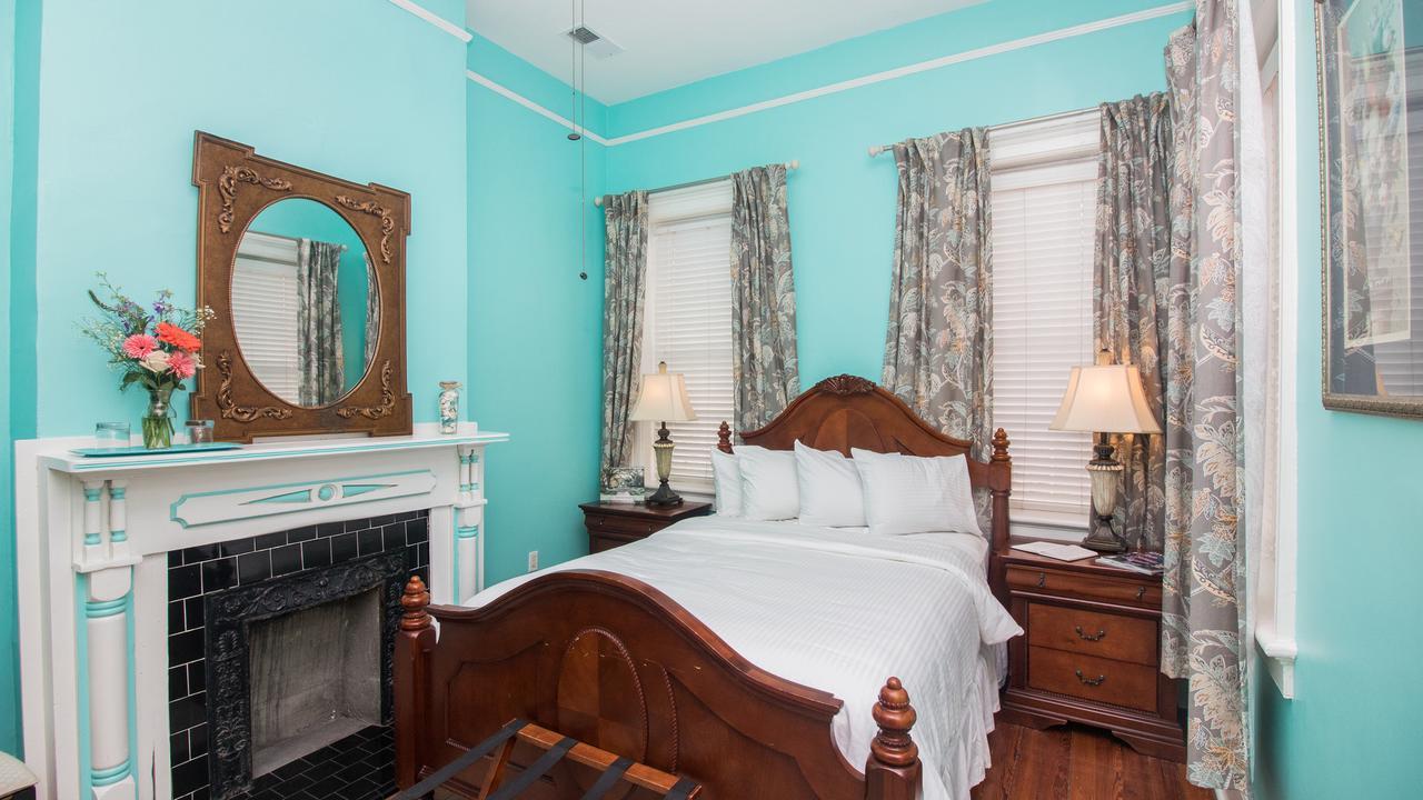 Dresser Palmer House Bed & Breakfast Savannah Bagian luar foto