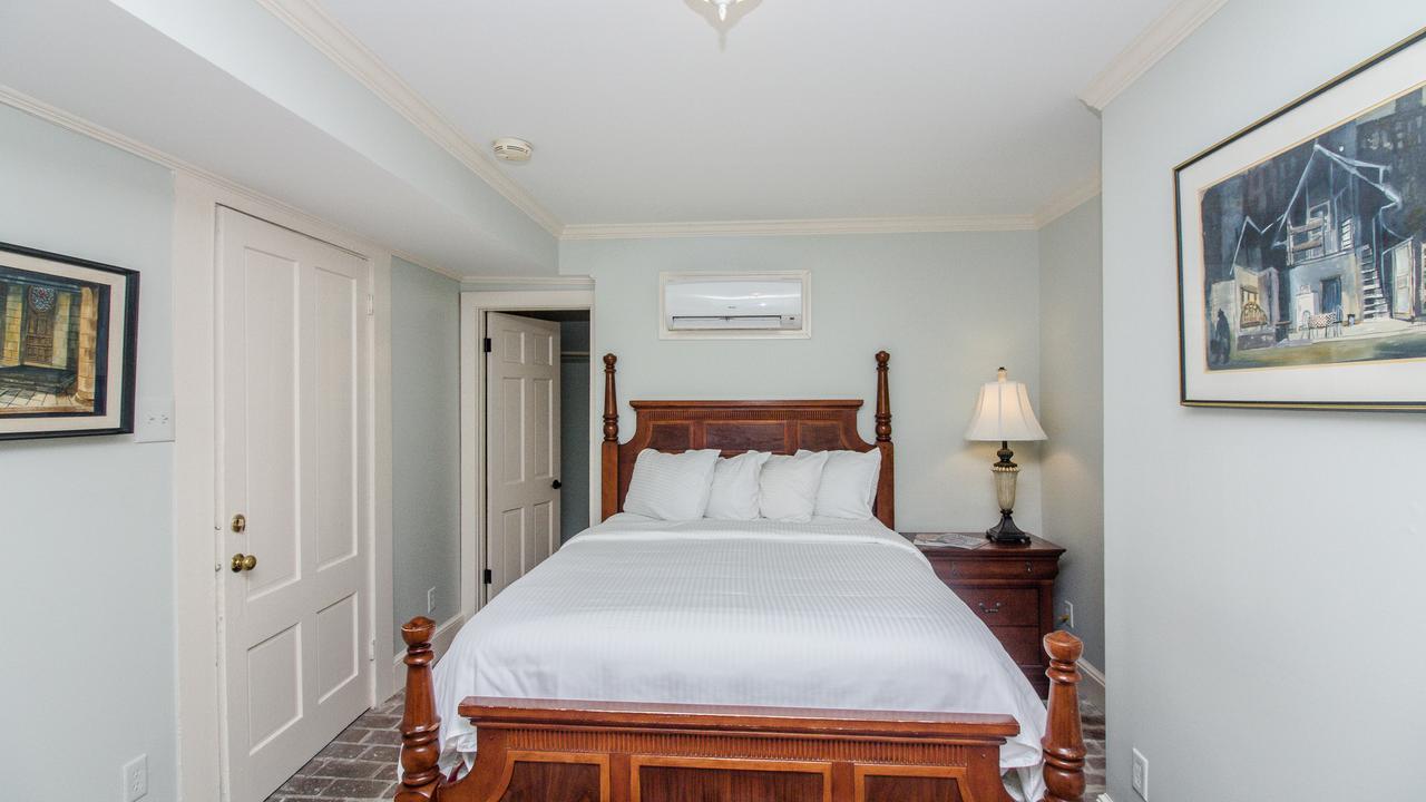 Dresser Palmer House Bed & Breakfast Savannah Bagian luar foto