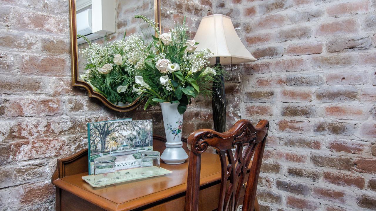 Dresser Palmer House Bed & Breakfast Savannah Bagian luar foto