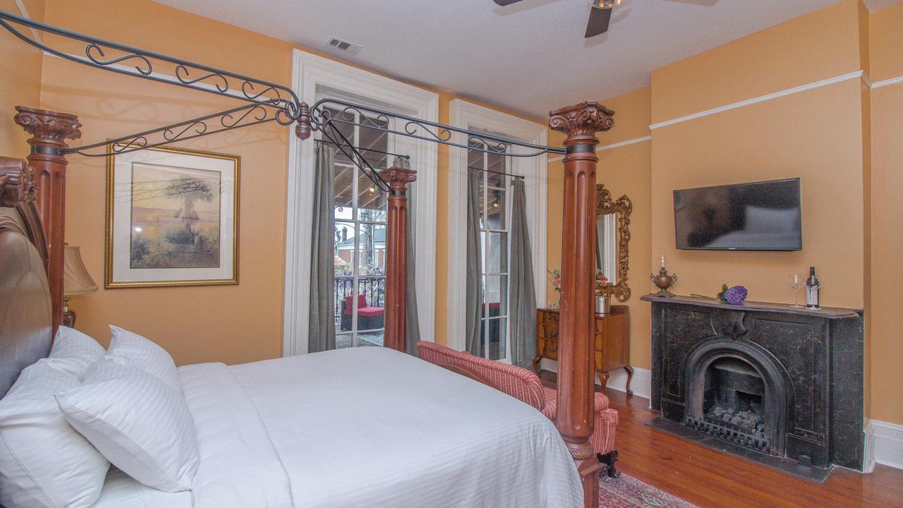 Dresser Palmer House Bed & Breakfast Savannah Bagian luar foto