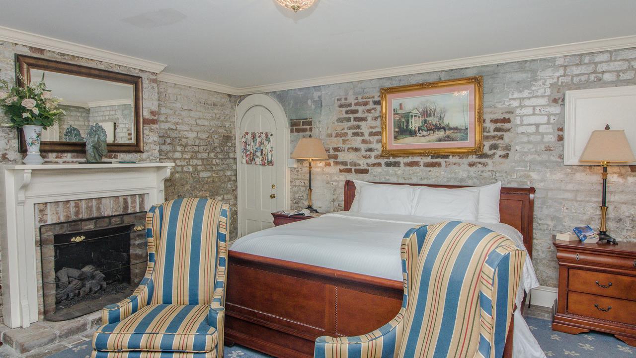 Dresser Palmer House Bed & Breakfast Savannah Bagian luar foto