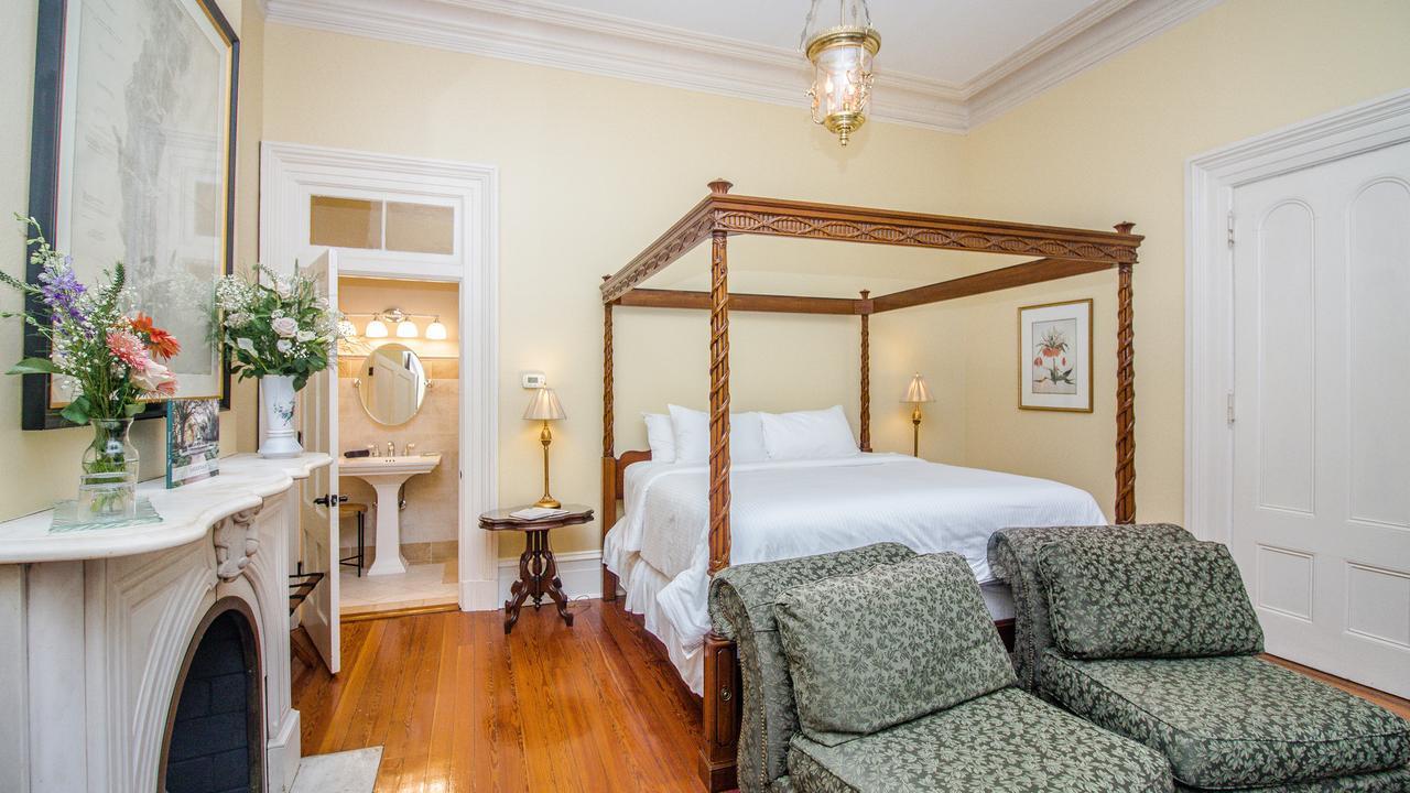 Dresser Palmer House Bed & Breakfast Savannah Bagian luar foto