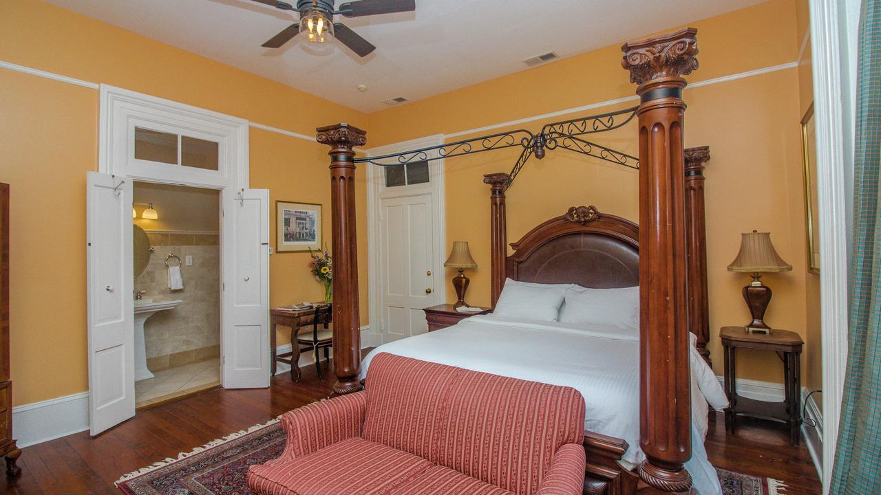 Dresser Palmer House Bed & Breakfast Savannah Bagian luar foto