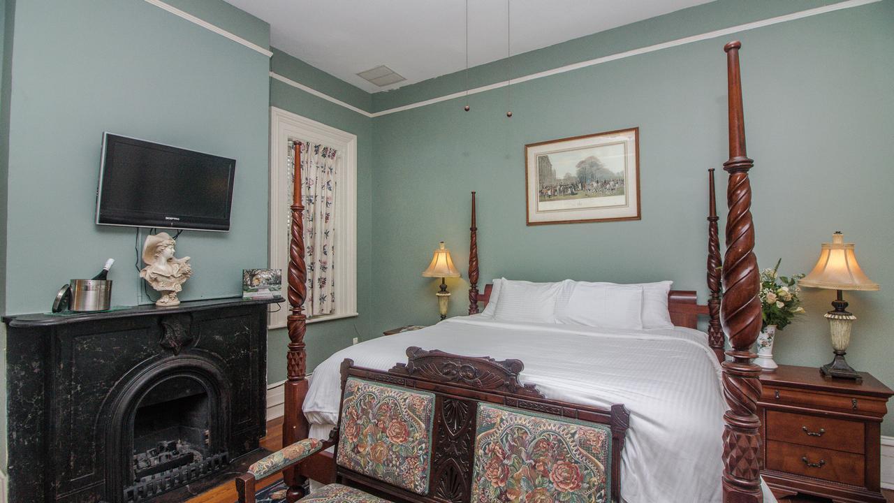 Dresser Palmer House Bed & Breakfast Savannah Bagian luar foto