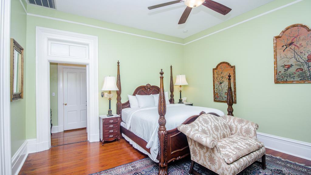 Dresser Palmer House Bed & Breakfast Savannah Bagian luar foto