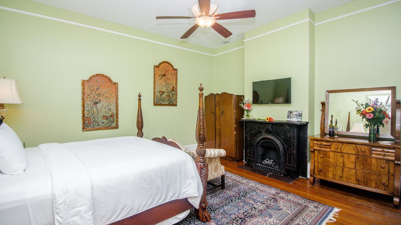 Dresser Palmer House Bed & Breakfast Savannah Bagian luar foto