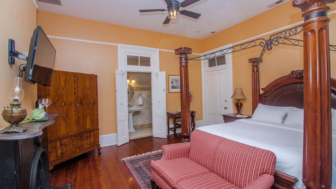 Dresser Palmer House Bed & Breakfast Savannah Bagian luar foto