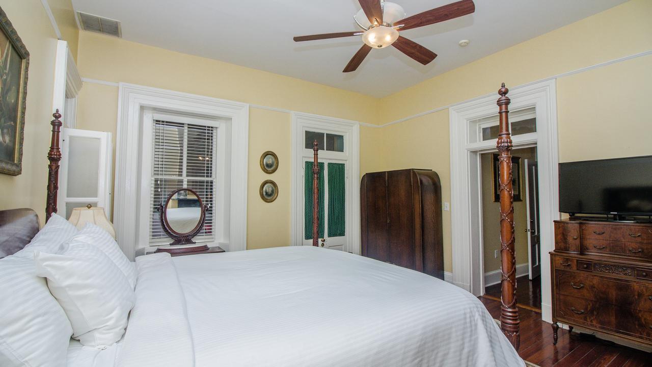 Dresser Palmer House Bed & Breakfast Savannah Bagian luar foto