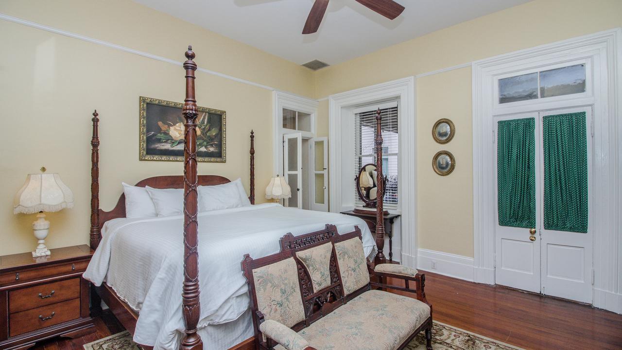 Dresser Palmer House Bed & Breakfast Savannah Bagian luar foto