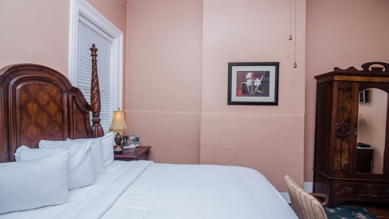 Dresser Palmer House Bed & Breakfast Savannah Bagian luar foto