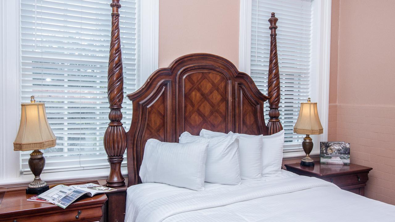 Dresser Palmer House Bed & Breakfast Savannah Bagian luar foto