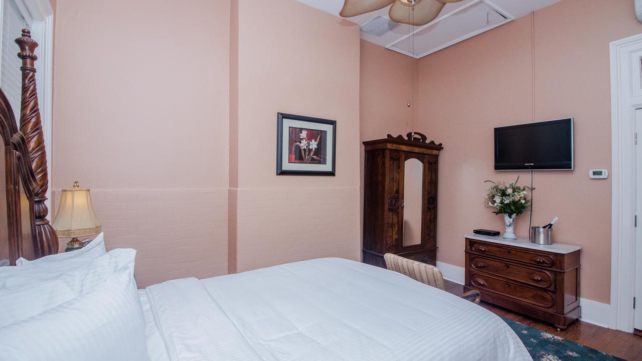 Dresser Palmer House Bed & Breakfast Savannah Bagian luar foto