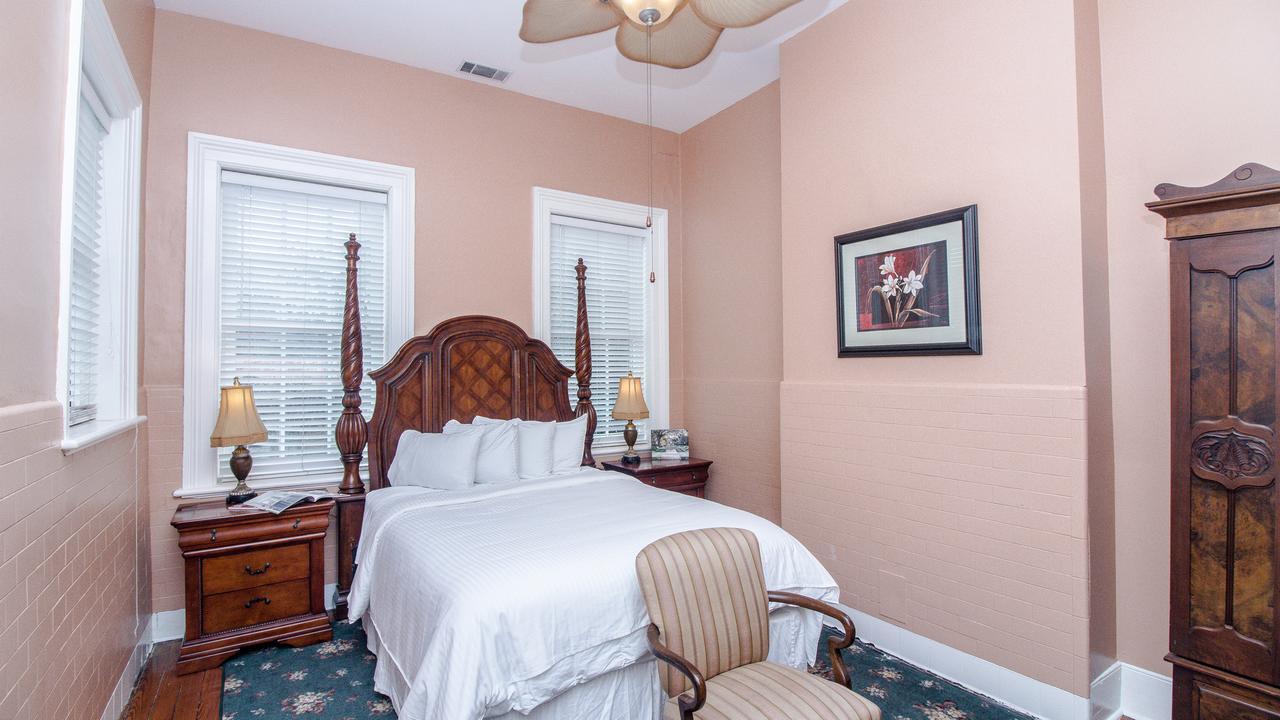 Dresser Palmer House Bed & Breakfast Savannah Bagian luar foto