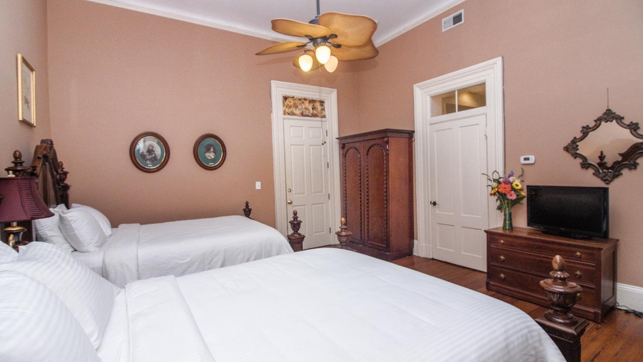 Dresser Palmer House Bed & Breakfast Savannah Bagian luar foto