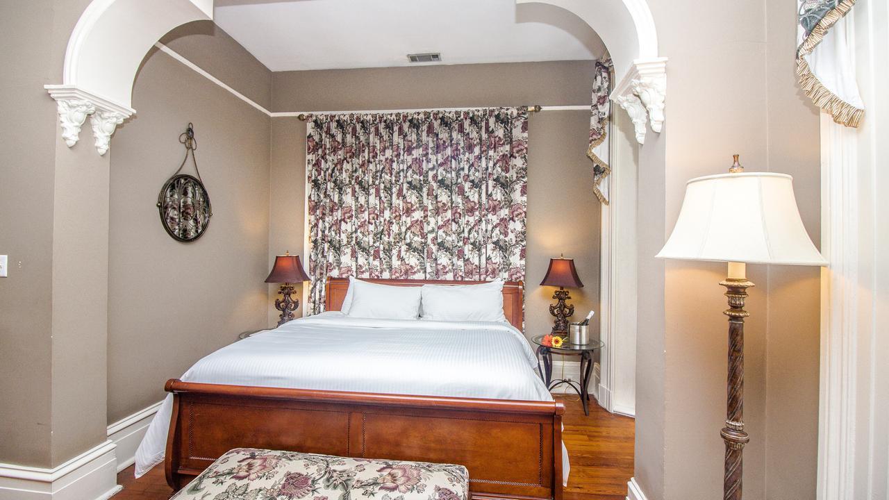 Dresser Palmer House Bed & Breakfast Savannah Bagian luar foto